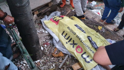 Mayat Pria Ditemukan Mengambang di Kali Baru Kemayoran, Saksi: Tadi Bengong di Pinggir Kali