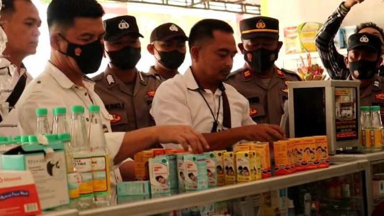 Polres Pringsewu Sita Ratusan Botol Obat Sirop Anak dari Sejumlah Apotek
            - galeri foto