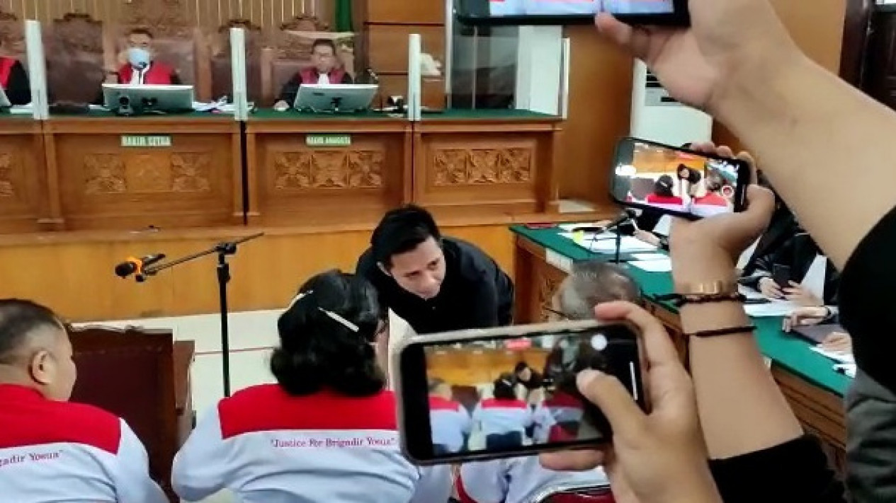 Bharada E Sungkem Tangan Ayah dan Ibu Brigadir J saat Jalani Sidang Kedua
            - galeri foto