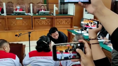 Bharada E Sungkem Tangan Ayah dan Ibu Brigadir J saat Jalani Sidang Kedua