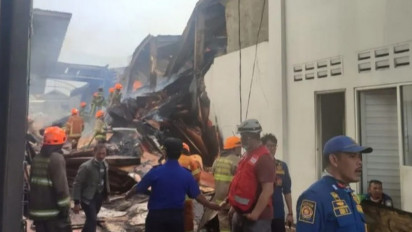 Kebakaran Gudang Triplek di Bandung, Diskar PB Kerahkan 22 Truk Pemadam