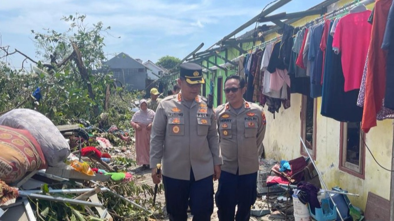 Hari Ketiga Pasca Bencana Puting Beliung, Petugas Cek Keberadaan Posko Pengungsian dan Dapur Umum
            - galeri foto
