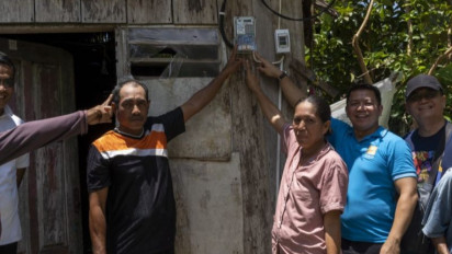 Akhirnya! Warga 3T di Pulau Obi Dapat Sambungan Listrik