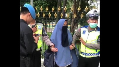 Sempat Dihadang, Perempuan Berpistol Melakukan Perlawanan ke Paspamres