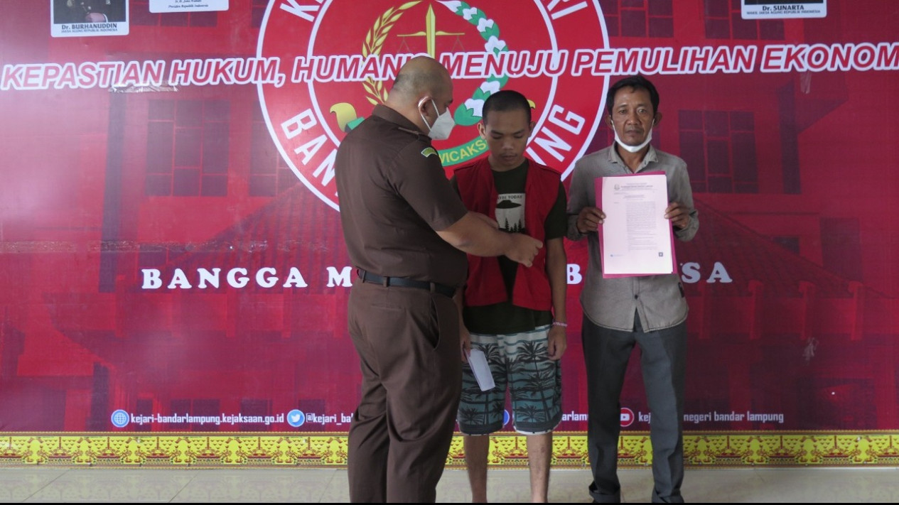 Kejari Bandar Lampung Hentikan Penuntutan Perkara Pencurian Ponsel
            - galeri foto