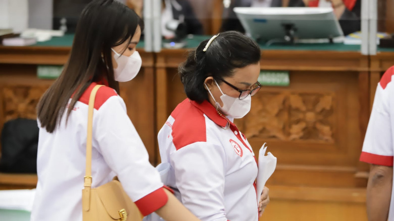 Ibunda Brigadir J Menangis Histeris di Depan Bharada E: Mohon Berkata Jujur Anakku, Jangan Ada yang Ditutup-tutupi
            - galeri foto
