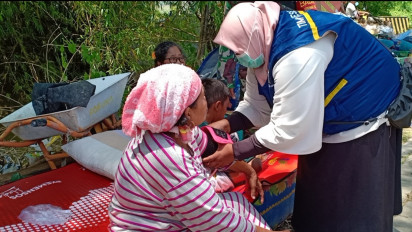 Memprihatinkan, Warga Korban Banjir Desa Cermen, Gresik, Mulai Terserang Gatal-Gatal
