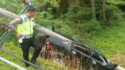 Diduga Lepas Kontrol, Minibus Alami Kecelakaan dan Remuk Ditimpa Tiang Listrik