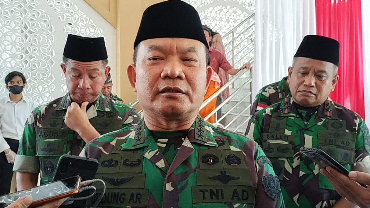 Isu Gantikan Andika Perkasa Jadi Panglima TNI, KASAD Dudung Abdurrahman: Kita Serahkan Kepada yang Maha Kuasa!
            - galeri foto