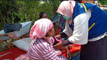 Memprihatinkan, Warga Korban Banjir Desa Cermen Gresik Mulai Terserang Penyakit Kulit