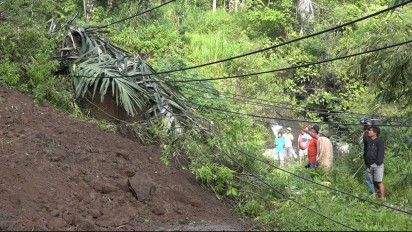 Tertutup Material Batu dan Longsor, Jalur Trans Sulawesi Poros Sereale-Rindingallo Lumpuh Total