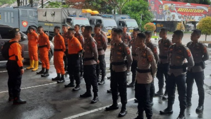 Banjir Rendam Wilayah Sukaresik Tasikmalaya, Personil Polisi Diterjukan Evakuasi Warga