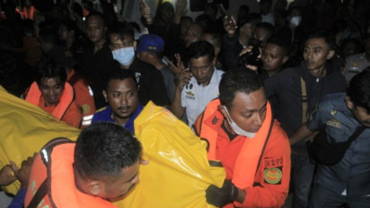 Tim SAR Evakuasi 320 Penumpang Kapal Terbakar di Perairan Pulau Timor