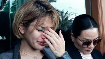 "Ama siapa kalian dibayar?" Kata Nikita Mirzani yang Mengamuk saat Menolak Dibawa ke Mobil Tahanan