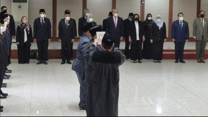 Pj Gubernur DKI Jakarta Heru Budi Hartono Lantik Pegawai Pengganti Antar Waktu Anggota Komisi Informasi