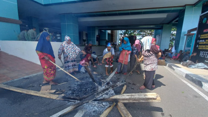 Unjuk Rasa Petani Galela di Depan Kantor DPRD Maluku Utara Diwarnai Aksi Bakar Pisang