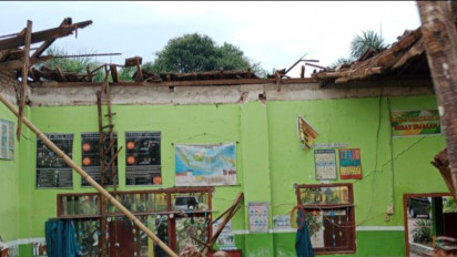 Diguyur Hujan Deras Atap Ruangan SD 02 Gugut Jember Ambruk