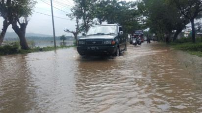 Ratusan Kendaraan Tersendat Akibat Jalur Utama Antar Kabupaten di Sampang, Madura Terendam Banjir
