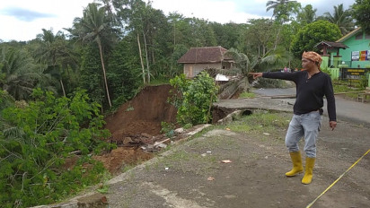 2 Rumah dan Warung Hancur Akibat Longsor di Parungponteng Tasikmalaya, Bangunan SD Terancam Terbawa Longsor