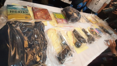 Penampakan Barang Bukti Terkait Aksi Wanita yang Coba Terobos Istana: Buku Agama hingga Air Gun