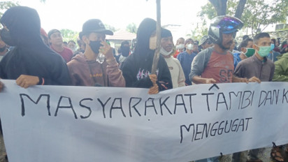 Tolak Pembangunan Jalan Arteri Ratusan Warga Tambi Geruduk Gedung DPRD Sulbar