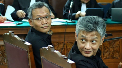 Kenakan Kemeja Hitam, Hendra Kurniawan dan Agus Nurpatria Simak Keterangan Saksi di Ruang Persidangan