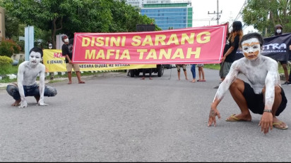 Unjuk Rasa Desak Pemberantasan Mafia Tanah di ATR/ BPN Gresik, Puluhan Aktivis Telanjang Dada dengan Tubuh di Cat