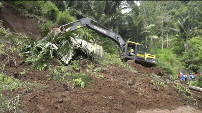 Sempat Tertutup Akibat Tertimbun Longsor dan Batu, Jalur Trans Sulawesi akhirnya Bisa Dilalui Kendaraan