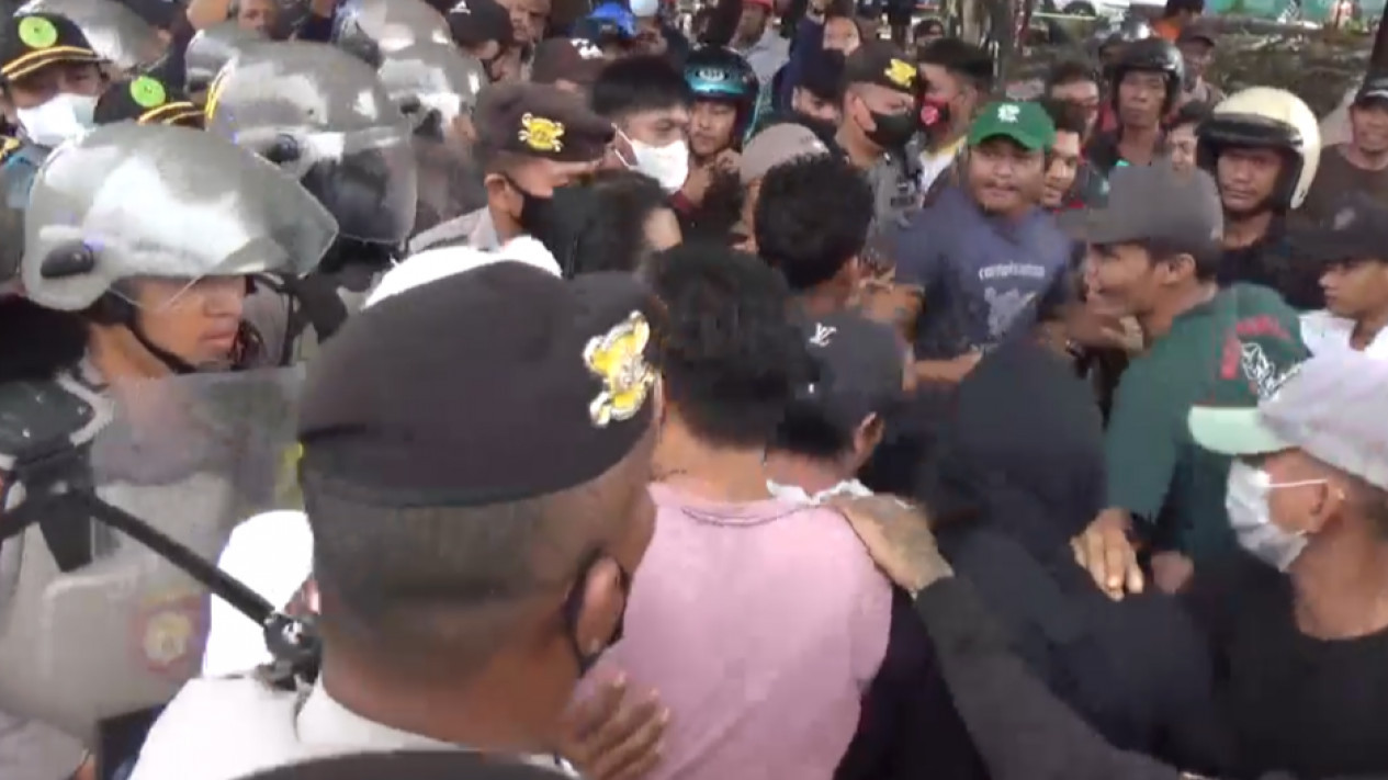 Ricuh Massa Hadang Petugas Lakukan Eksekusi Lahan
            - galeri foto