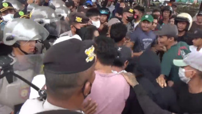 Ricuh Massa Hadang Petugas Lakukan Eksekusi Lahan