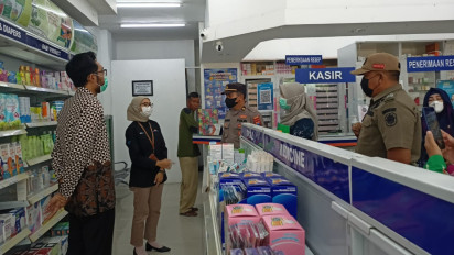 Polisi dan Petugas Medis Puskesmas Sisir Apotek di Gresik, Minta Hentikan Penjualan Obat Sirop