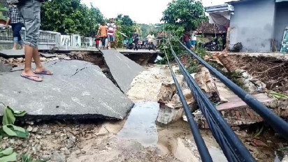 Banjir, Akses Jalan dan Jaringan Listrik di Desa Suak Lampung Selatan Roboh