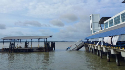 Jembatan Pelabuhan Sri Tanjung Gelam Karimun Roboh