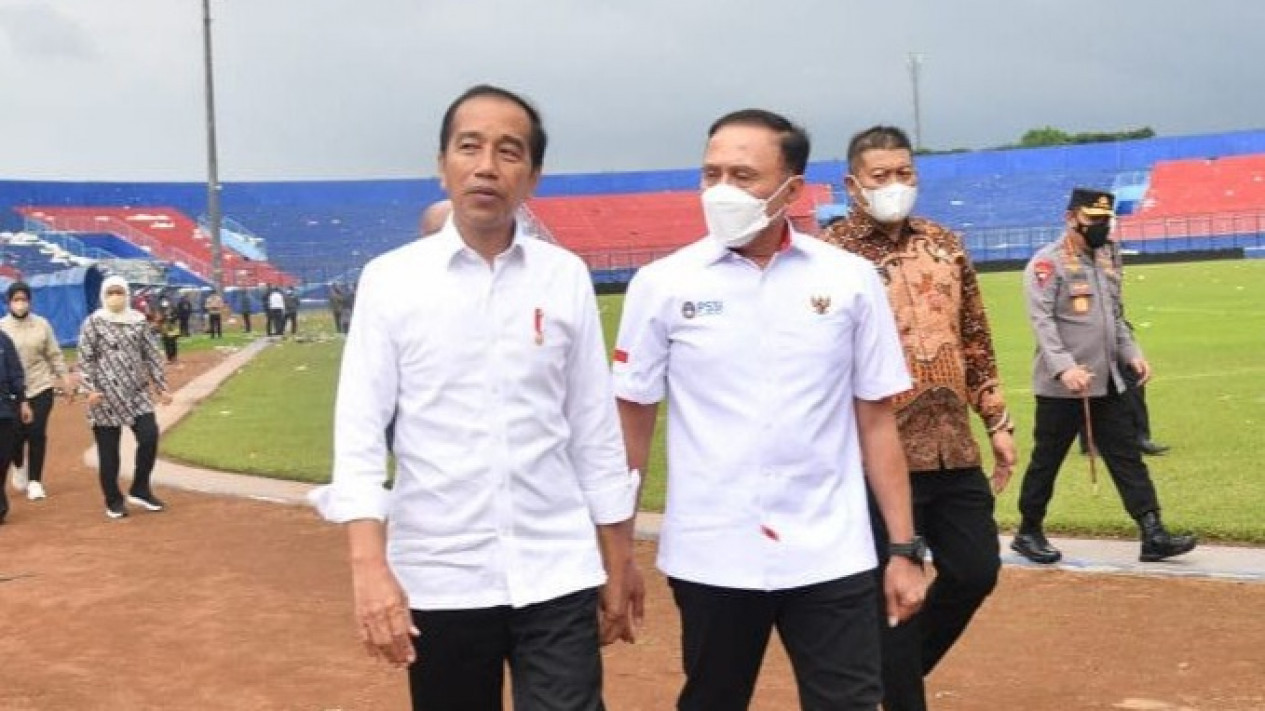 Jokowi Tak Pernah Berharap Iwan Bule Terus Pimpin PSSI
            - galeri foto