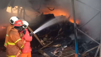 Gudang Paket dan Karpet di Rawalumbu Terbakar Hebat, Kendaraan Ikut Terbakar