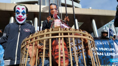 KPK Tak Kunjung Naikkan ke Penyidikan, Aktivis Kurung Koruptor Formula E di Kandang Ayam