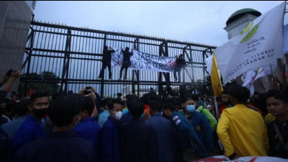 BEM SI dan Aparat Saling Dorong dalam Unjuk Rasa di Patung Kuda, Kaki Polisi Terlindas Mobil