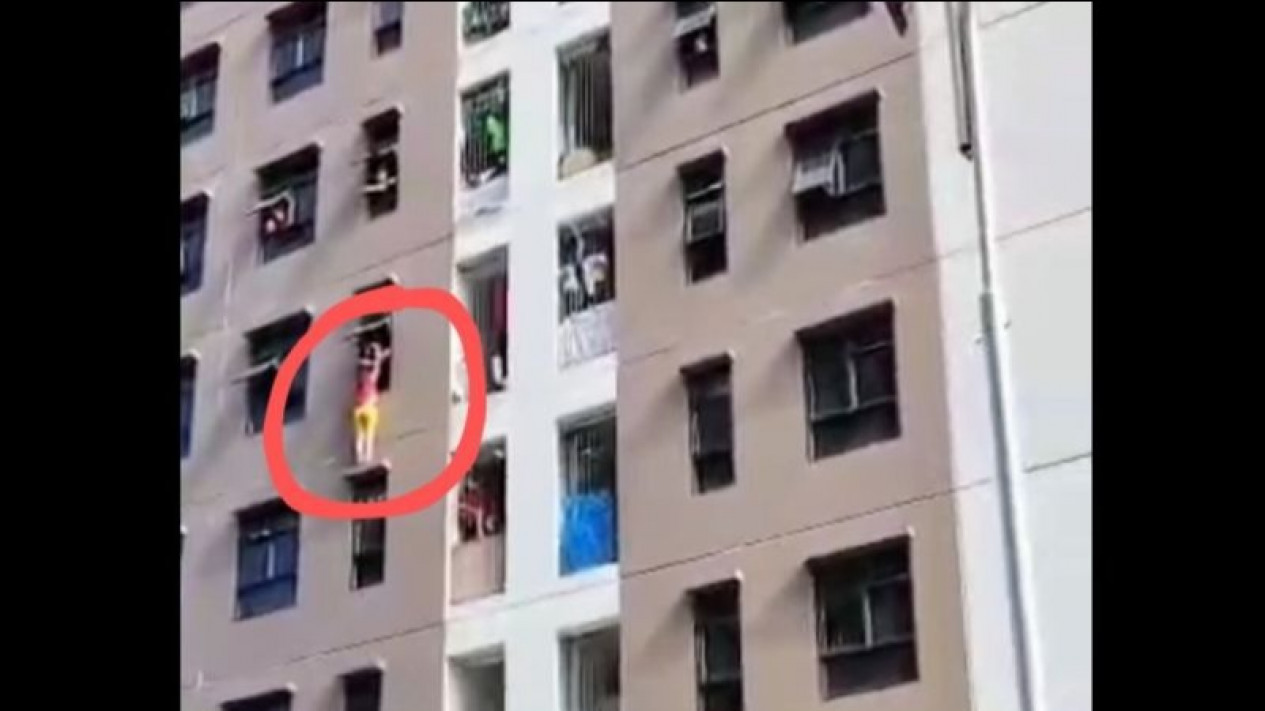 Dikunci Suami, Seorang Wanita di Cilincing Bergelantungan di Jendela Rusun
            - galeri foto