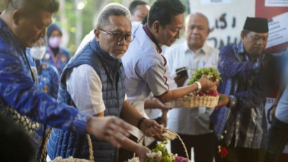 Zulhas Tabur Bunga di Pintu 13 Stadion Kanjuruhan Malang yang Tewaskan Ratusan Orang