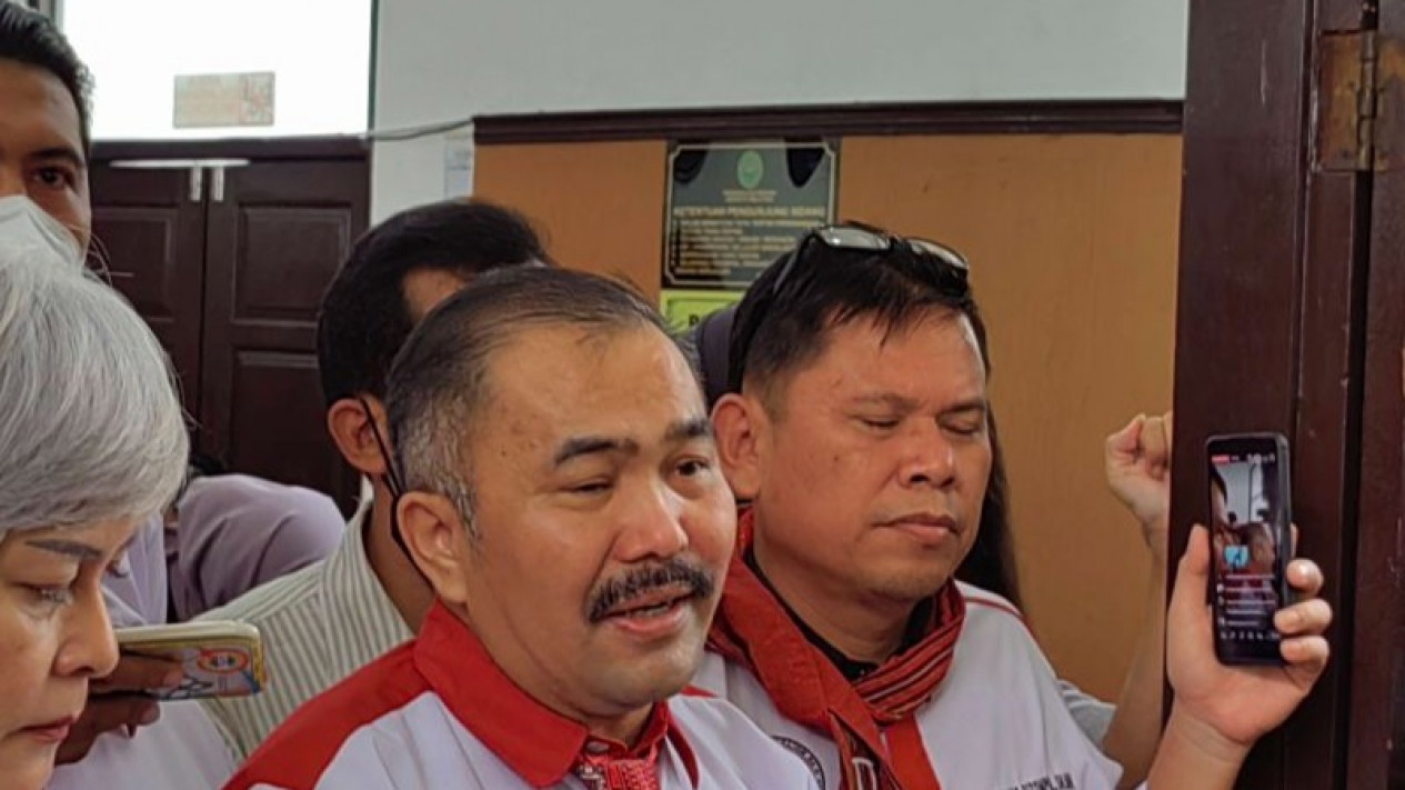 Mengejutkan! Kamaruddin Blak-blakan Sebut Putri Candrawathi Ikut Tembak Brigadir J
            - galeri foto