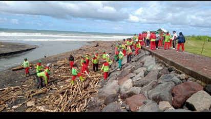 50 Ton Sampah Kiriman di Pantai Kuta Bali Dibersihkan DLHK Badung