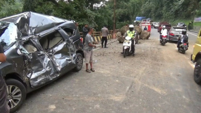 Longsor Bebatuan Besar Terjadi di Cadas Pangeran Sumedang, Menimpa 2 Kendaraan