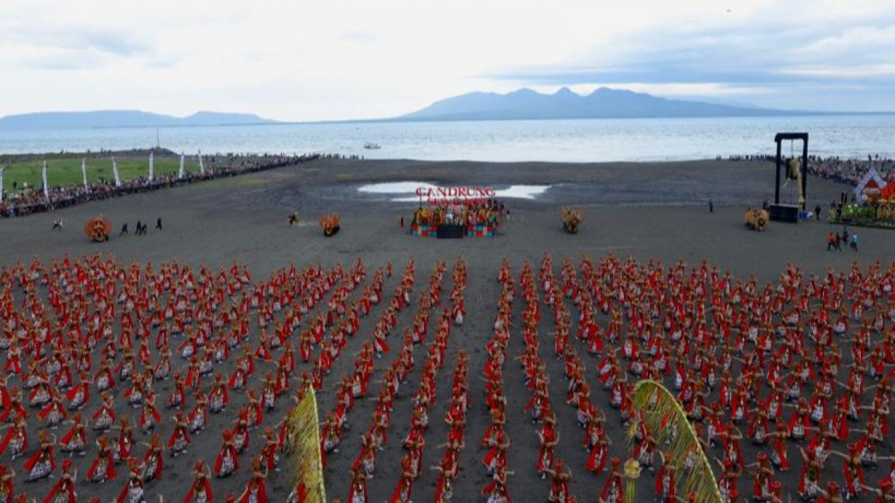 Bikin Kagum, Ribuan Millenial dan Gen Z Melakukan Tarian Gandrung Sewu Massal
            - galeri foto