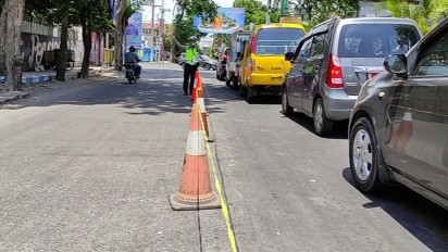 Marka Memudar, Satlantas Polres Probolinggo Kota Urai Kemacetan Simpang 4 Randu Pangger Pakai Traffic Cone