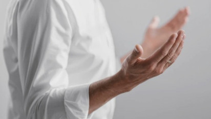 Bacaan Doa Qunut saat Sholat Subuh dan Keutamaan ketika Mengamalkannya