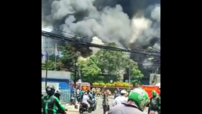 Kebakaran Terjadi di Jalan Kebayoran Lama, Petugas Pemadam Dikerahkan