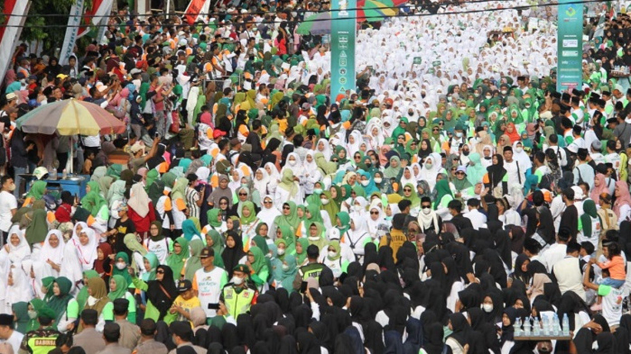 25 Ribu Santri Ramaikan “Mlampah Sareng Santri” di Kudus
            - galeri foto