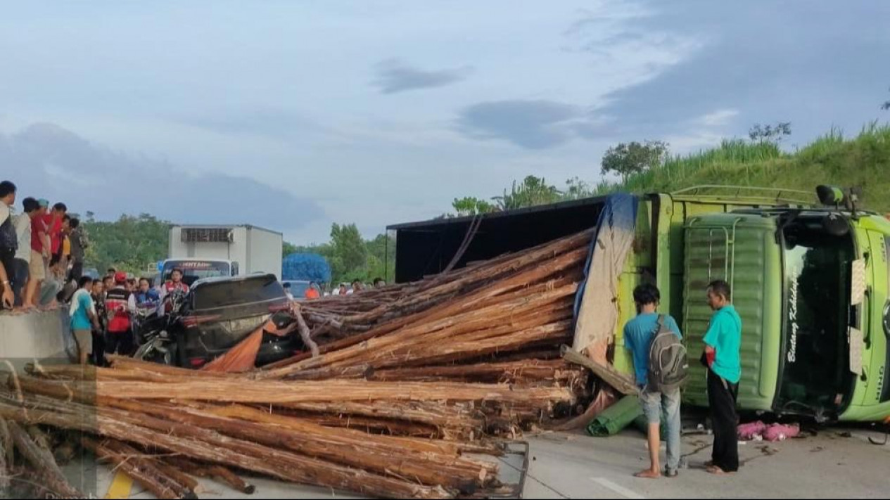 Fortuner Ringsek Usai Tabrakan dengan Truk di Jalan Tol Lampung, 2 Orang Alami Luka Berat
            - galeri foto