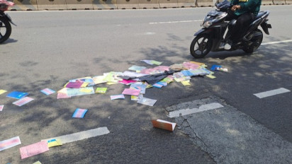 Duh.. Berkas Pasien Puskesmas Tanah Abang Berserakan di Jalan