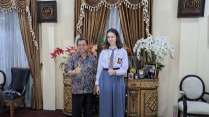 Maria Majewska Pelajar Asal Polandia Sangat Percaya Diri Kenakan Pakaian SMA Putih Abu-Abu